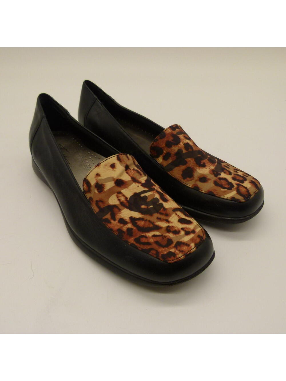 NWOB Trotters leather fabric Jenn Leopard Loafer 8.5 Wide loafer slipons comfy